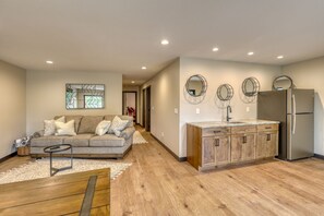 Smart TV, chimenea y oficina 