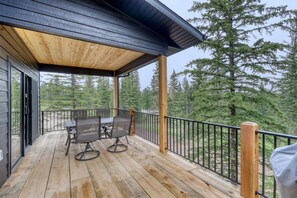 Outdoor dining - Shadow Pines Lodge (Lead)