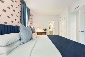 4 slaapkamers, een bureau, een strijkplank/strijkijzer, reisbedje