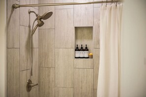 Douche, sèche-cheveux, serviettes fournies