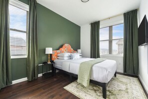 4 habitaciones, escritorio y tabla de planchar con plancha 