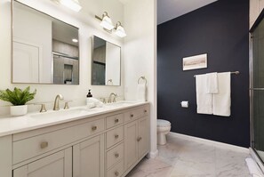 Dusche, Haartrockner, Handtücher