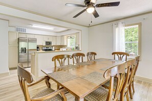 Dining - 9 Mi to Dtwn Murphy: Secluded Tri-State Stay! (Murphy)