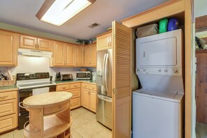 Réfrigérateur, micro-ondes, plaque de cuisson, lave-vaisselle