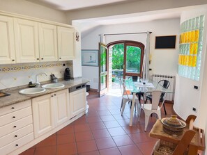 Frigorifero, forno, piano cottura, lavastoviglie