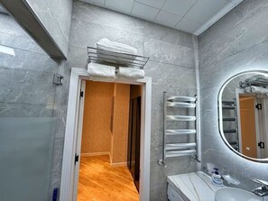 Douche, sèche-cheveux, serviettes fournies, savon