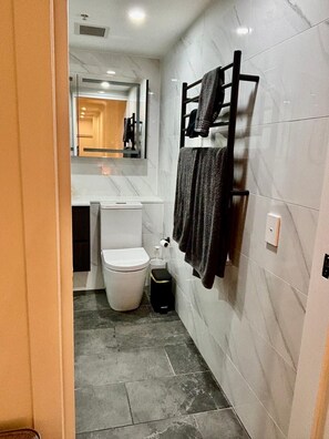 Dusj, hårføner, håndklær og såpe