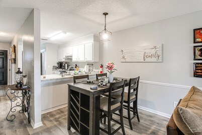 9 Mi to Moody AFB: Newly Updated Condo Near Dining