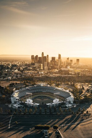 Vista aérea de un estadio rodeado por un paisaje urbano con edificios modernos.