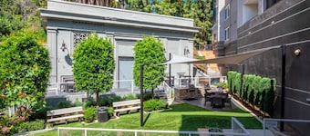 Moderno Apartamento Centro de LA con Vista a la Ciudad y Estacionamiento Privado