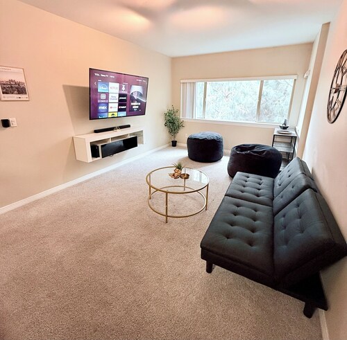 Modern DTLA Apt with City View/Private Parking