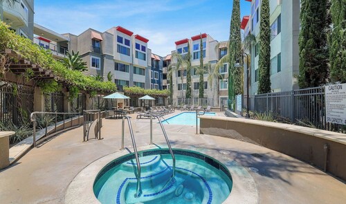 Modern DTLA Apt with City View/Private Parking