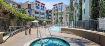 Modern DTLA Apt with City View/Private Parking