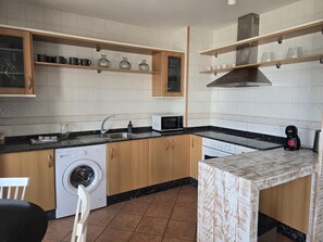 Refrigerador, microondas, horno y cafetera y tetera 