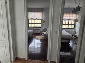 2 habitaciones, tabla de planchar con plancha, wifi y ropa de cama 