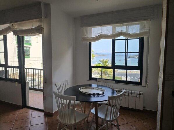 Dining - Winahost Salvora – Seafront Apartment (Ribeira)