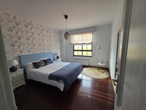2 bedrooms, iron/ironing board, bed sheets