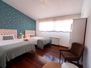 4 bedrooms, iron/ironing board, bed sheets