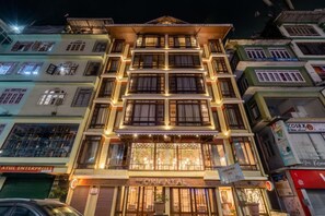 مكتب وستائر تعتيم وواي فاي مجانًا