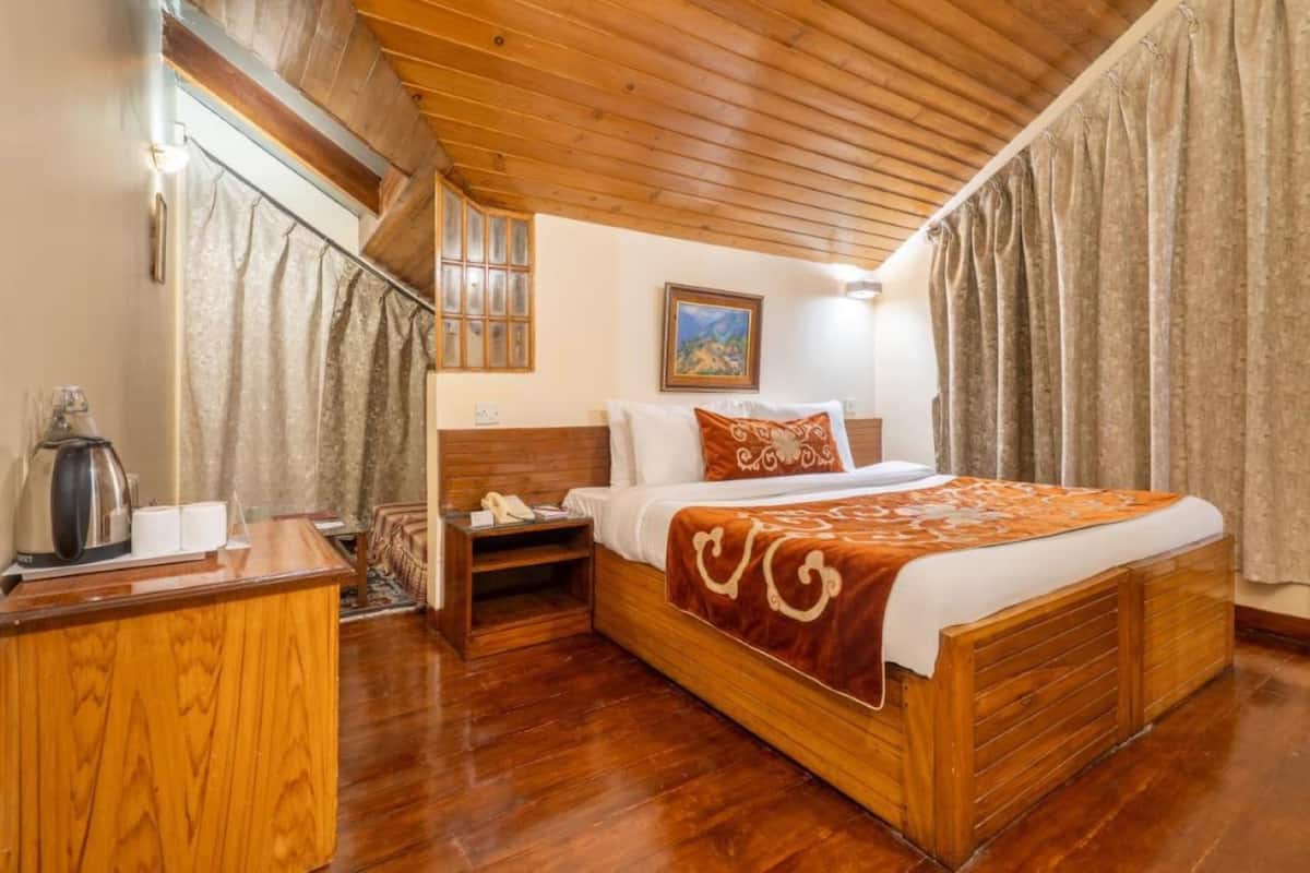 Penthouse, vista a la ciudad | Escritorio, cortinas blackout y wifi gratis