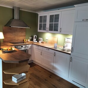 Frigorifero, forno, piano cottura, lavastoviglie