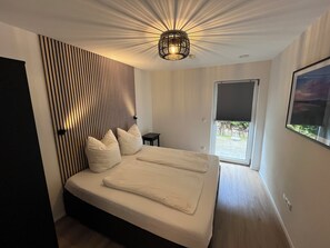 1 bedroom, bed sheets