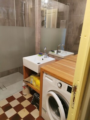 Regadera, secadora de cabello, toallas 