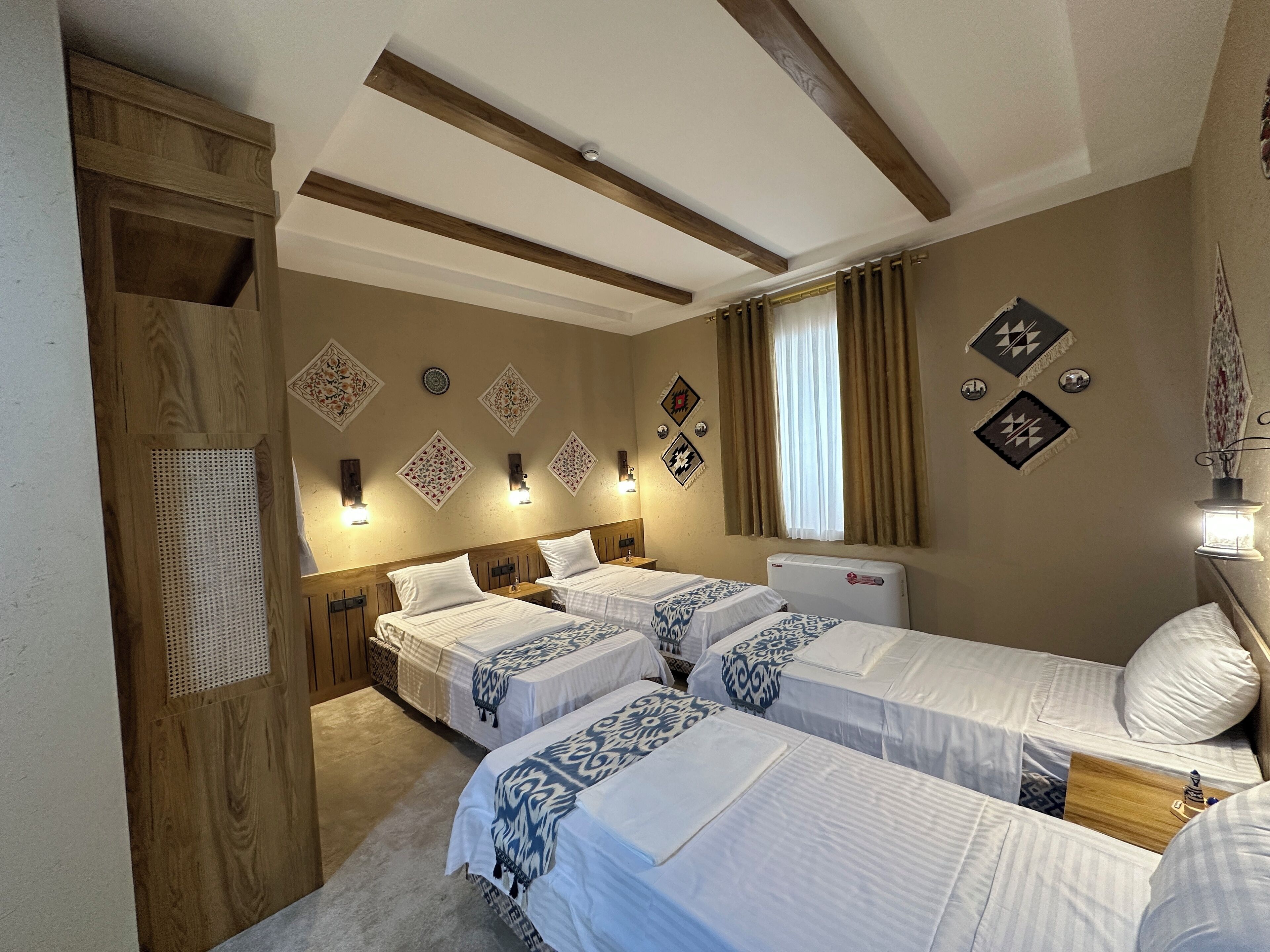 Standaard vierpersoonskamer | Een kluis op de kamer, geluiddichte muren, gratis wifi