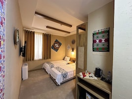 Habitación estándar con 2 camas individuales | Caja fuerte, sistema de insonorización, wifi gratis