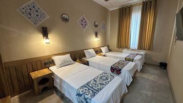 Triple Room | In-room safe, soundproofing, free WiFi