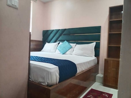 Standard Double Room | Desk, laptop workspace, free WiFi