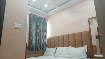 Standard Double Room | Desk, laptop workspace, free WiFi
