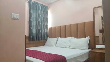 Standard Double Room | Desk, laptop workspace, free WiFi