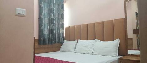 Kahden hengen standard-huone | Työpöytä, kannettavalle tietokoneelle sopiva työtila, ilmainen Wi-Fi