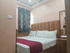 Standard Double Room | Desk, laptop workspace, free WiFi