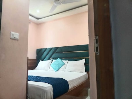 Standard Double Room | Desk, laptop workspace, free WiFi