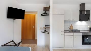 Kühlschrank, Mikrowelle, Wasserkocher mit Kaffee-/Teezubehör