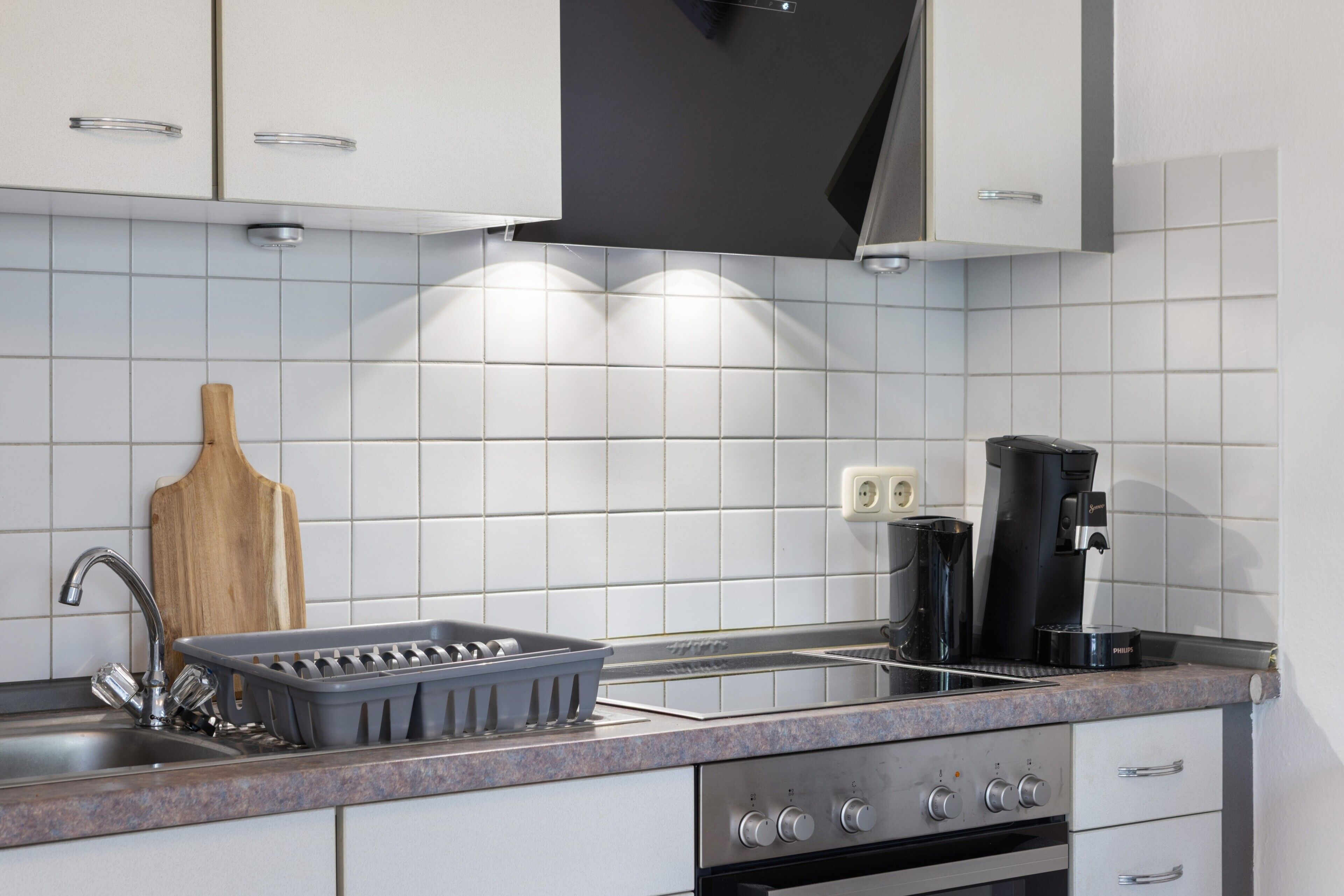 Refrigerador, microondas, cafetera/tetera, utensilios de cocina