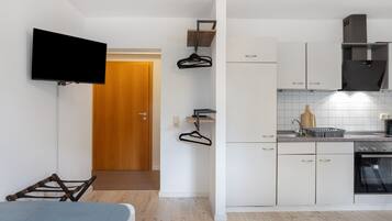 Kühlschrank, Mikrowelle, Wasserkocher mit Kaffee-/Teezubehör