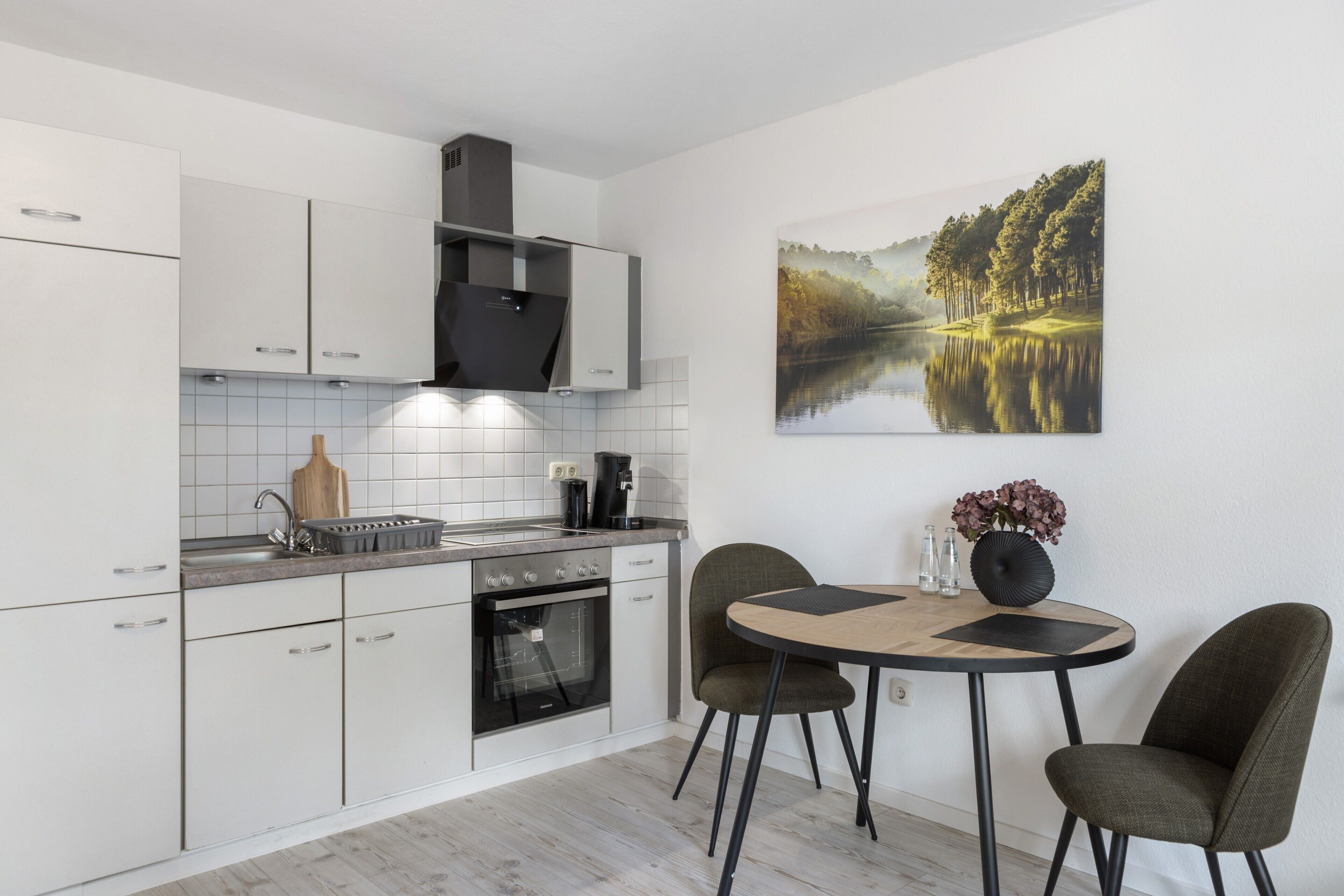 Kühlschrank, Mikrowelle, Wasserkocher mit Kaffee-/Teezubehör