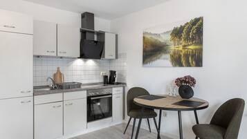 Kühlschrank, Mikrowelle, Wasserkocher mit Kaffee-/Teezubehör