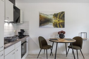 Fridge, microwave, coffee/tea maker, cookware/dishes/utensils - Holiday Apartment 'Central Quiet Ideal Perfect' with Wi-Fi (Fulda)