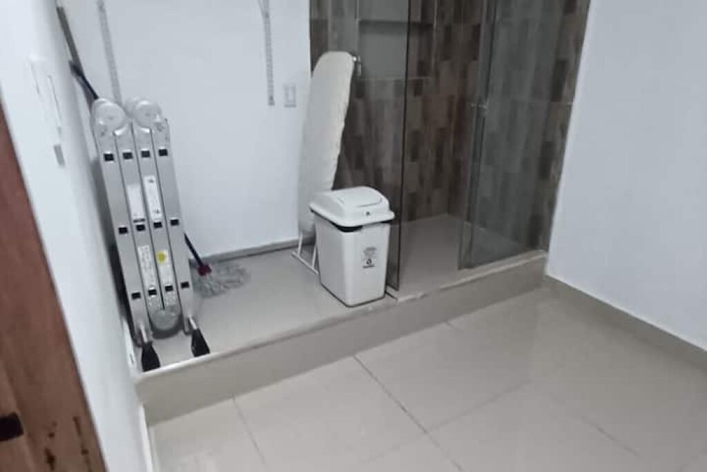 Regadera, toallas, papel de baño 