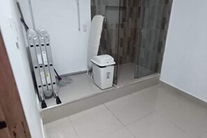 Regadera, toallas, papel de baño 