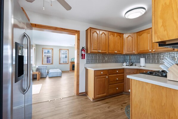 Fridge, oven, coffee/tea maker, blender