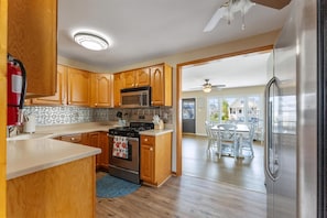 Fridge, oven, coffee/tea maker, blender