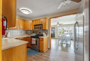 Frigorifero, forno, macchina per tè/caffè, frullatore