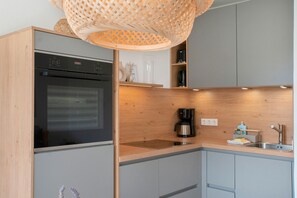 Réfrigérateur, un four, surface de cuisson, lave-vaisselle
