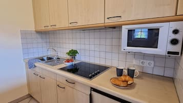 Réfrigérateur, micro-ondes, plaque de cuisson, cafetiÚre/bouilloire