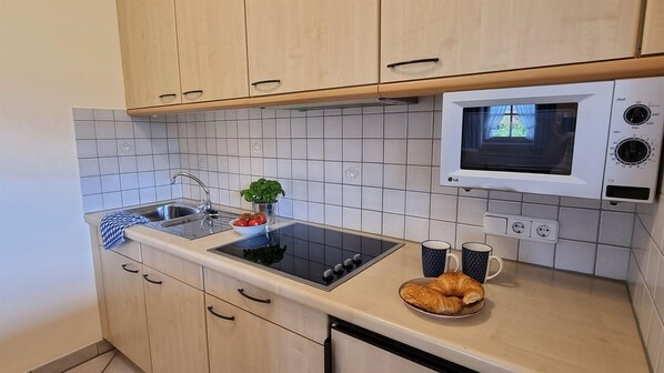 Kühlschrank, Mikrowelle, Herdplatte, Wasserkocher mit Kaffee-/Teezubehör